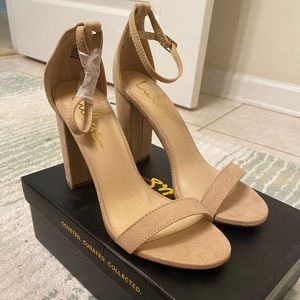 Size 7 Lulu’s nude heels.